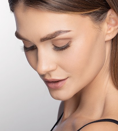 Acondicionador de pestañas Nanolash sobre un fondo blanco.