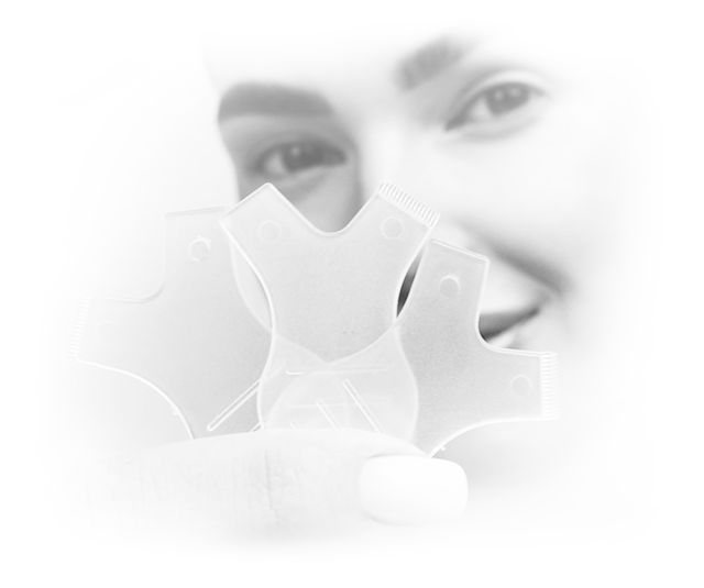 Imagen gris de una mujer sosteniendo peines de elevación hacia la cámara